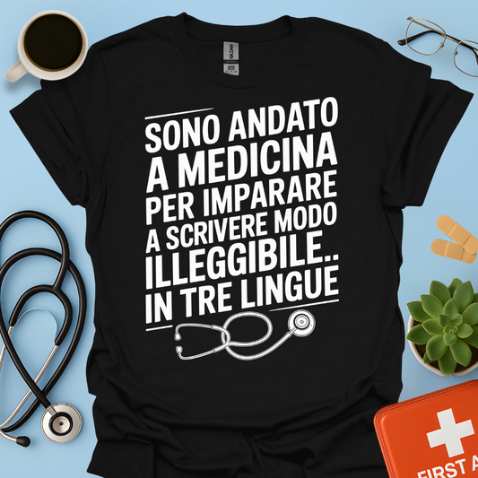 Sono andato a medicina per imparare a scrivere in modo illeggibile… in tre lingue Maglietta