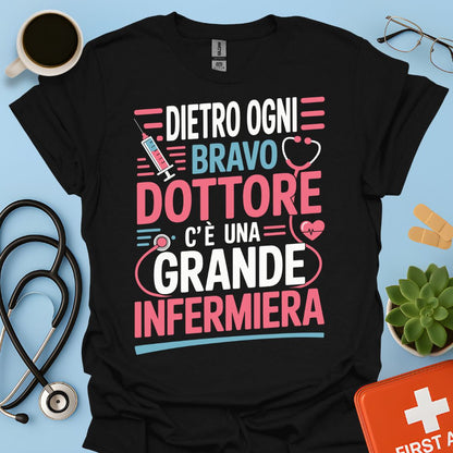 Dietro ogni bravo dottore c’è una grande infermiera - Infermiera Maglietta