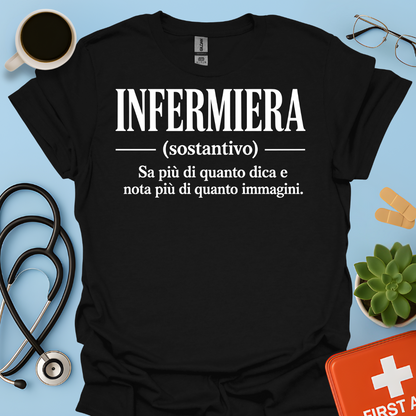 INFERMIERA : Sa più di quanto dica e nota più di quanto immagini Maglietta