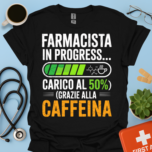 Farmacista in progress… carico al 50% grazie alla caffeina - Studente Farmacia Maglietta