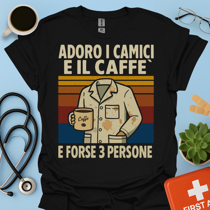 Adoro I Camici E Il Caffè E Forse 3 Persone - Dottore Dottoressa Medico Maglietta