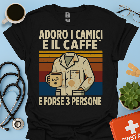 Adoro I Camici E Il Caffè E Forse 3 Persone - Dottore Dottoressa Medico Maglietta