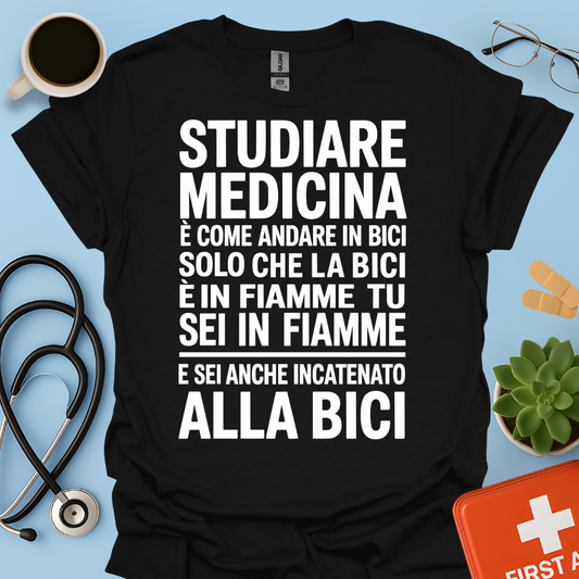 Studiare Medicina è come andare in bici solo che la bici è in fiamme Maglietta