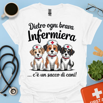 Dietro ogni brava infermiera .. ci sono un sacco di gatti — Infermiera Maglietta