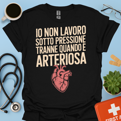 Io non lavoro sotto pressione… tranne quando è arteriosa - Dottore Infermiere Maglietta