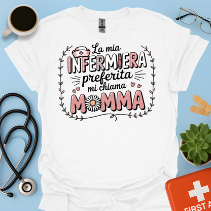 La Mia Infermiera Preferita Mi Chiama Mamma — Orgogliosa mamma di un’infermiera Maglietta