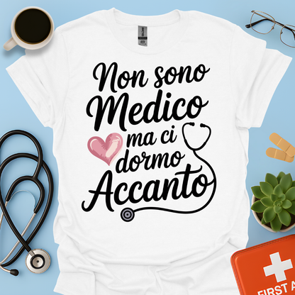 Non Sono Medico Ma Ci Dormo Accanto - La Moglie del Dottore Maglietta