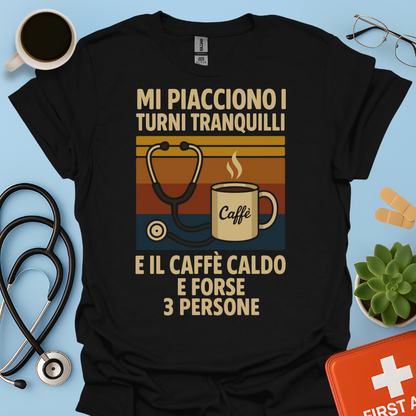 Mi piacciono i turni tranquilli, il caffè caldo e forse 3 persone - Medico Dottore Infermiere Maglietta