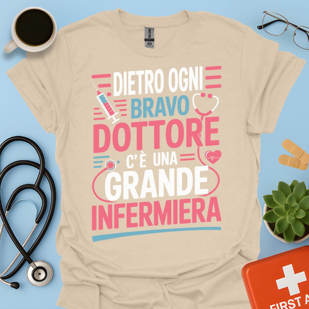 Dietro ogni bravo dottore c’è una grande infermiera - Infermiera Maglietta