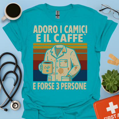 Adoro I Camici E Il Caffè E Forse 3 Persone - Dottore Dottoressa Medico Maglietta