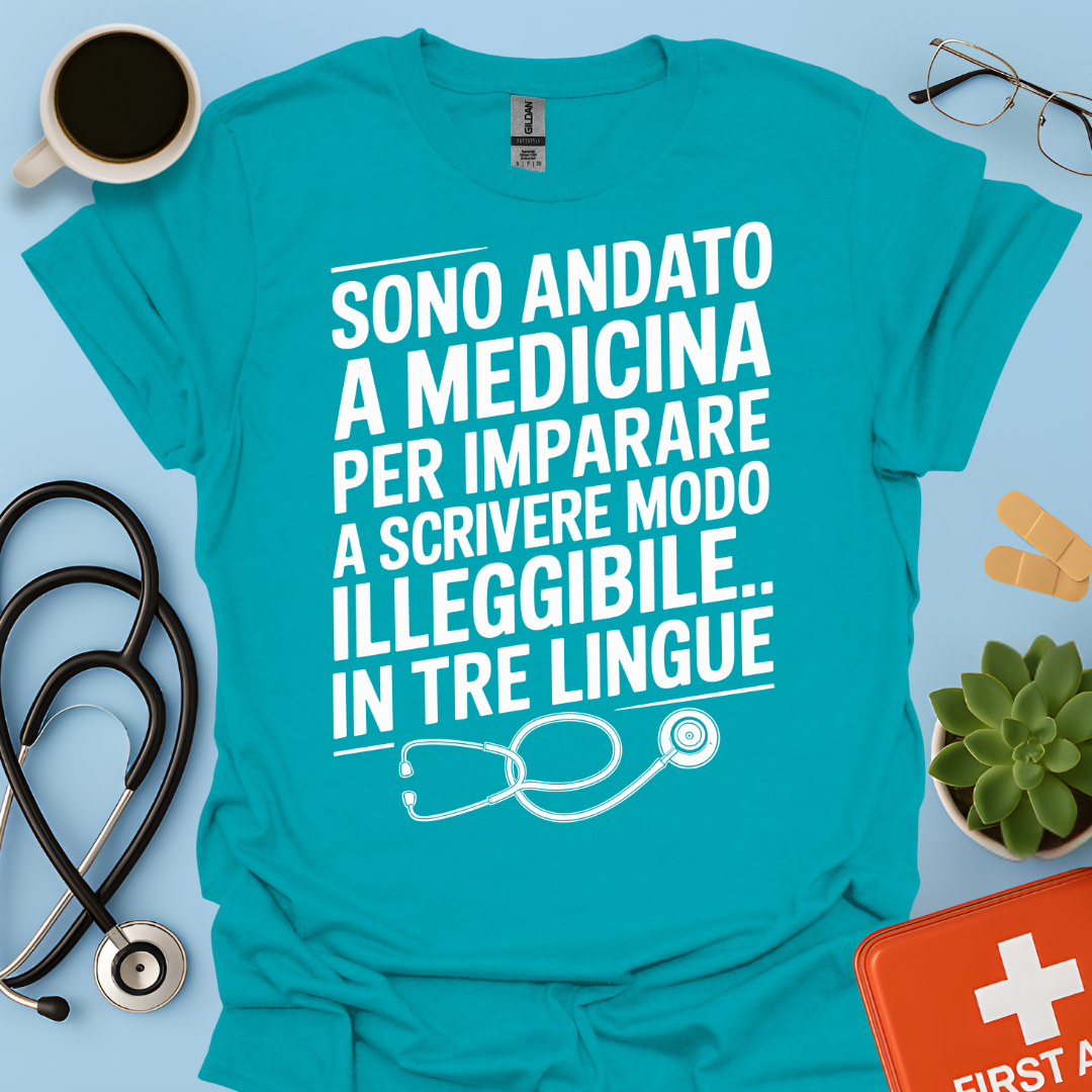 Sono andato a medicina per imparare a scrivere in modo illeggibile… in tre lingue Maglietta