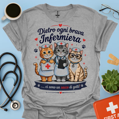 Dietro ogni brava infermiera .. ci sono un sacco di gatti — Infermiera Maglietta