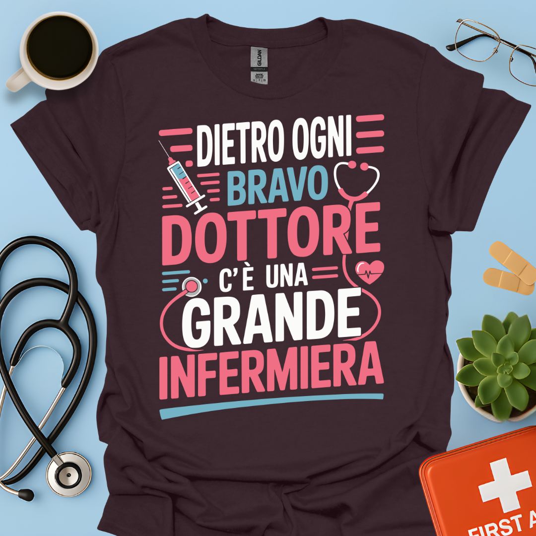 Dietro ogni bravo dottore c’è una grande infermiera - Infermiera Maglietta