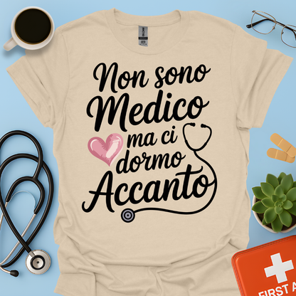 Non Sono Medico Ma Ci Dormo Accanto - La Moglie del Dottore Maglietta