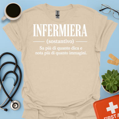 INFERMIERA : Sa più di quanto dica e nota più di quanto immagini Maglietta