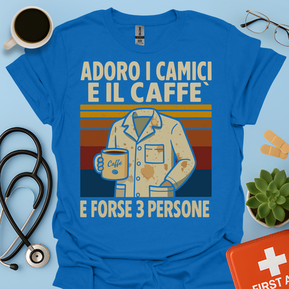 Adoro I Camici E Il Caffè E Forse 3 Persone - Dottore Dottoressa Medico Maglietta