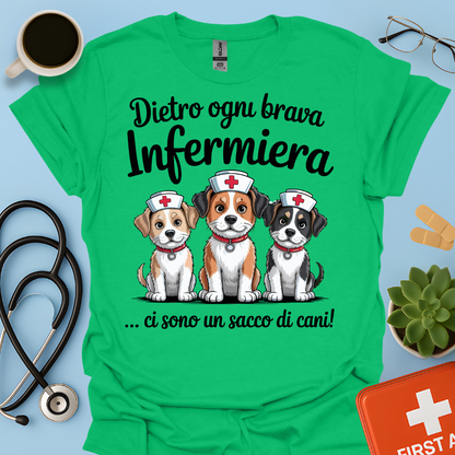 Dietro ogni brava infermiera .. ci sono un sacco di cani — Infermiera Maglietta