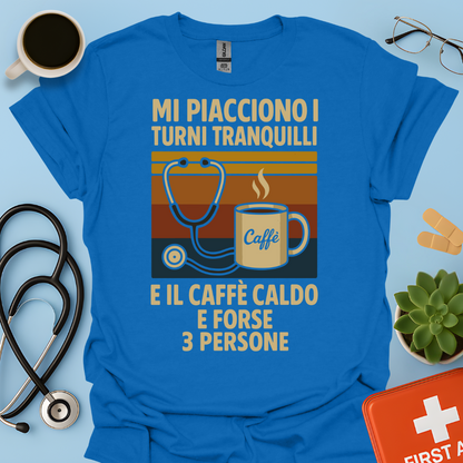 Mi piacciono i turni tranquilli, il caffè caldo e forse 3 persone - Medico Dottore Infermiere Maglietta