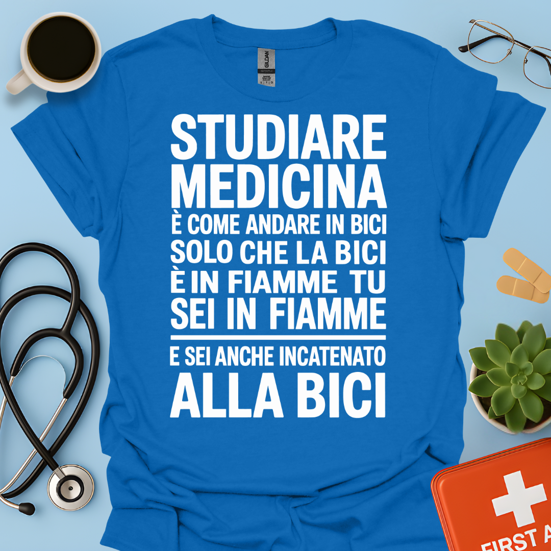 Studiare Medicina è come andare in bici solo che la bici è in fiamme Maglietta
