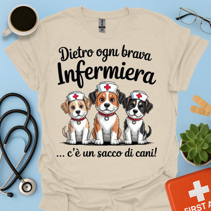 Dietro ogni brava infermiera .. ci sono un sacco di gatti — Infermiera Maglietta