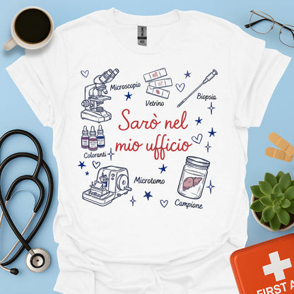 Sarò nel mio ufficio - Maglietta Divertente Anatomopatologo e Tecnico di Laboratorio