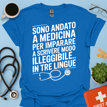 Sono andato a medicina per imparare a scrivere in modo illeggibile… in tre lingue Maglietta
