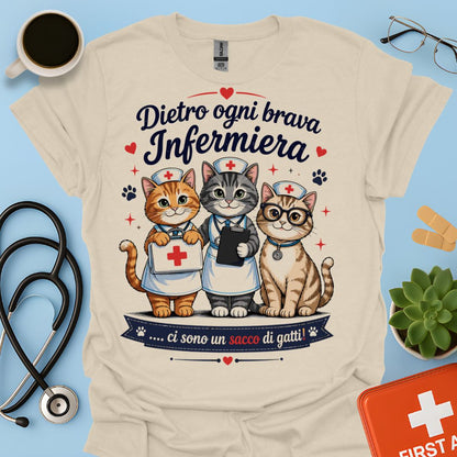 Dietro ogni brava infermiera .. ci sono un sacco di gatti — Infermiera Maglietta