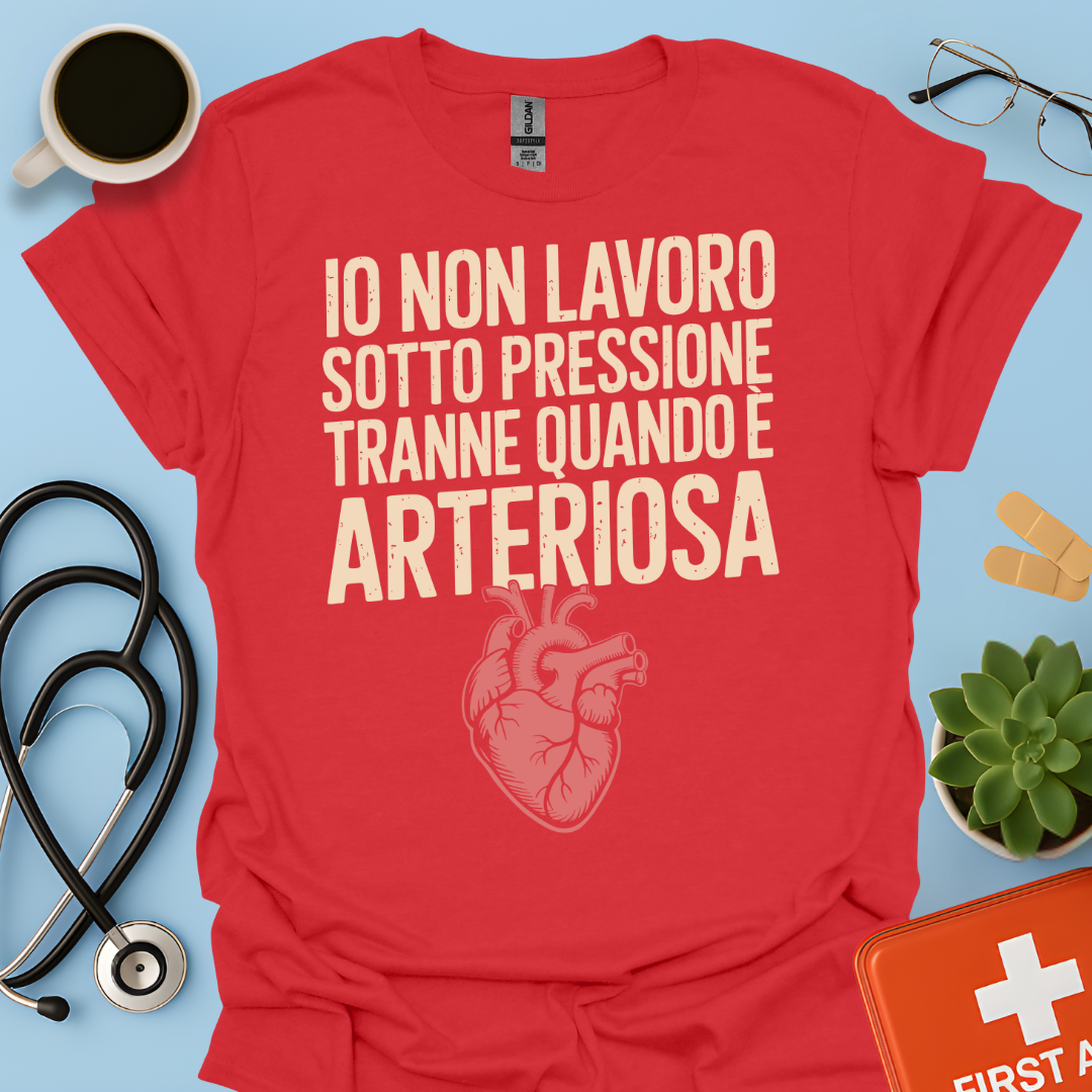 Io non lavoro sotto pressione… tranne quando è arteriosa - Dottore Infermiere Maglietta