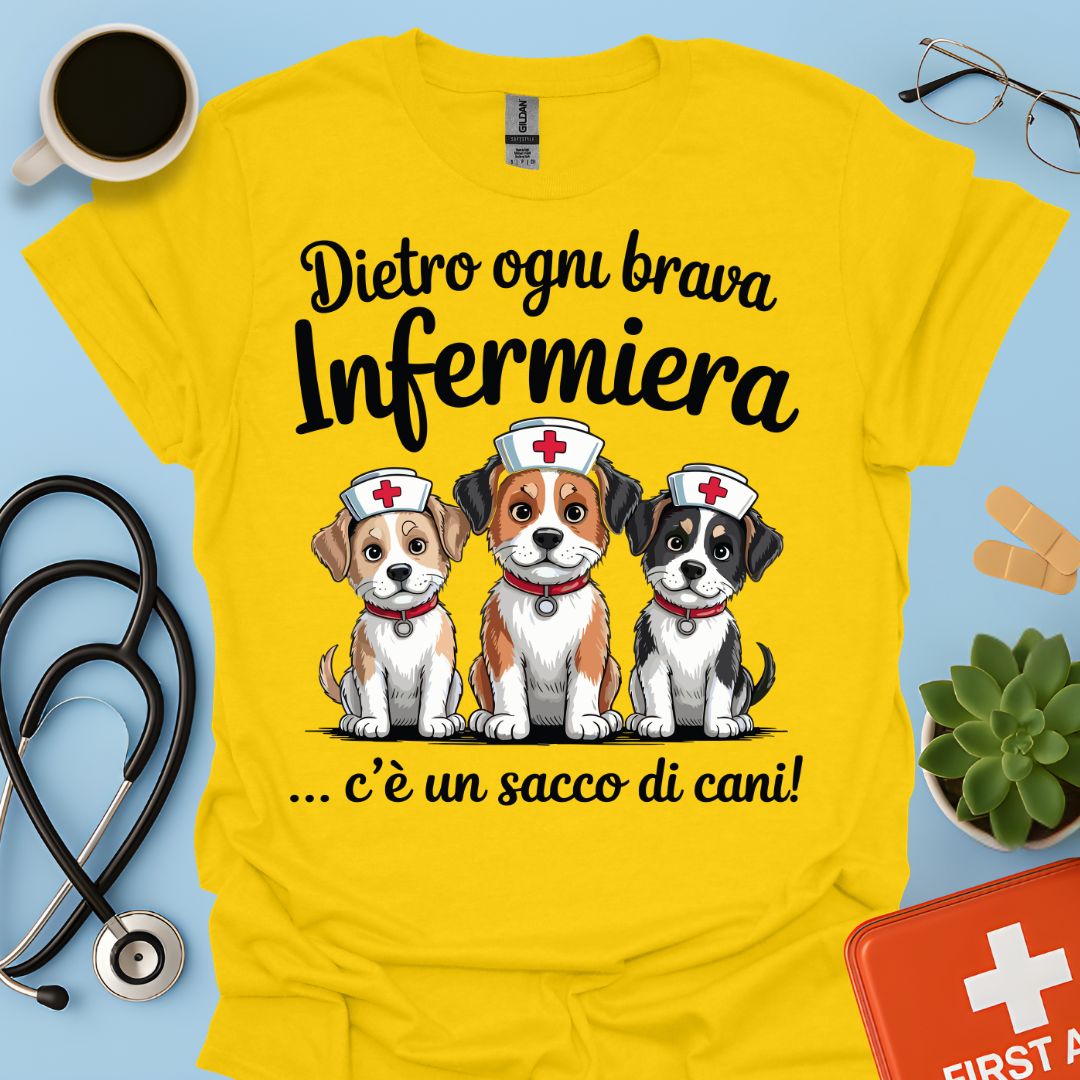 Dietro ogni brava infermiera .. ci sono un sacco di gatti — Infermiera Maglietta