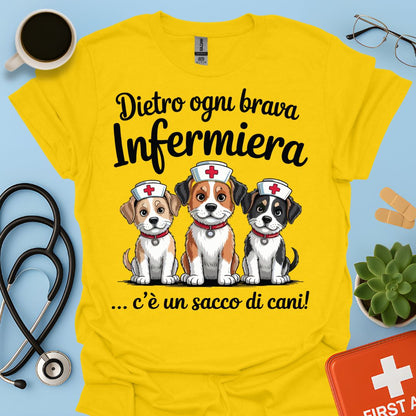 Dietro ogni brava infermiera .. ci sono un sacco di gatti — Infermiera Maglietta