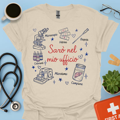 Sarò nel mio ufficio - Maglietta Divertente Anatomopatologo e Tecnico di Laboratorio
