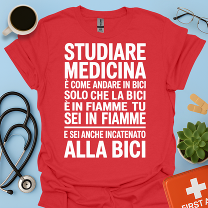 Studiare Medicina è come andare in bici solo che la bici è in fiamme Maglietta