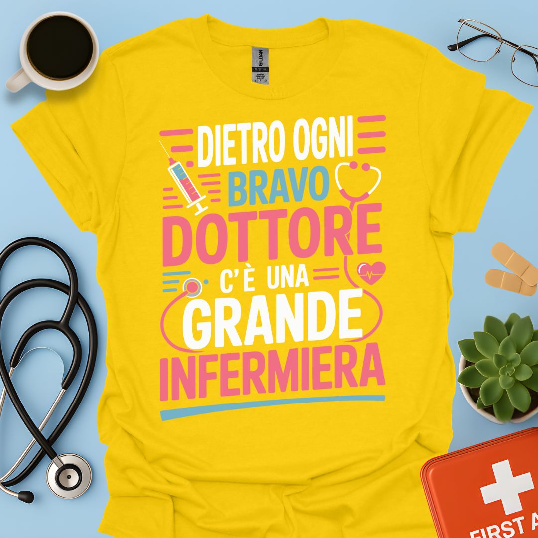 Dietro ogni bravo dottore c’è una grande infermiera - Infermiera Maglietta