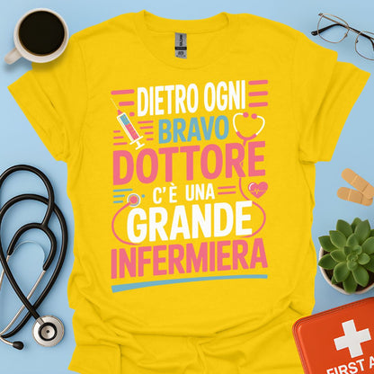 Dietro ogni bravo dottore c’è una grande infermiera - Infermiera Maglietta