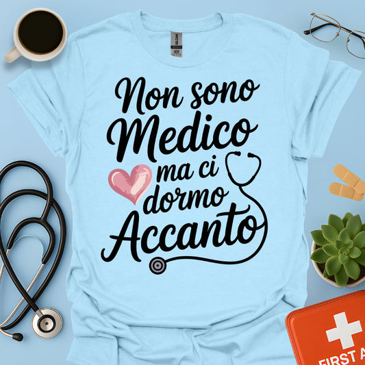 Non Sono Medico Ma Ci Dormo Accanto - La Moglie del Dottore Maglietta