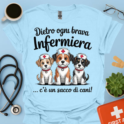 Dietro ogni brava infermiera .. ci sono un sacco di gatti — Infermiera Maglietta