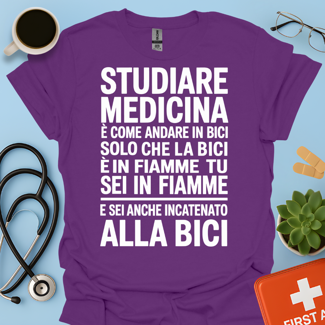 Studiare Medicina è come andare in bici solo che la bici è in fiamme Maglietta