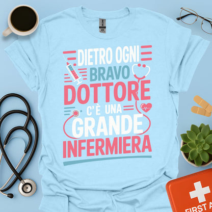 Dietro ogni bravo dottore c’è una grande infermiera - Infermiera Maglietta