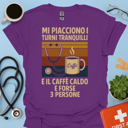 Mi piacciono i turni tranquilli, il caffè caldo e forse 3 persone - Medico Dottore Infermiere Maglietta