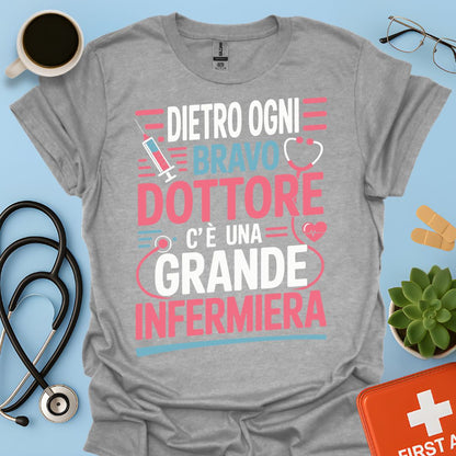 Dietro ogni bravo dottore c’è una grande infermiera - Infermiera Maglietta