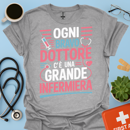 Dietro ogni bravo dottore c’è una grande infermiera - Infermiera Maglietta