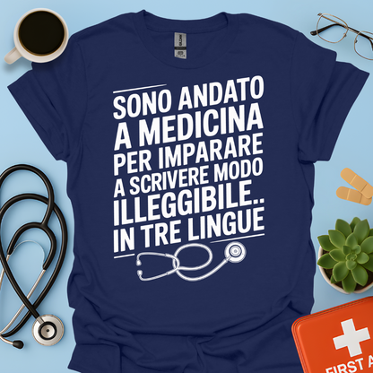 Sono andato a medicina per imparare a scrivere in modo illeggibile… in tre lingue Maglietta