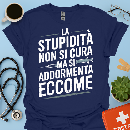 La Stupidità Non Si Cura Ma Si Addormenta Eccome Maglietta