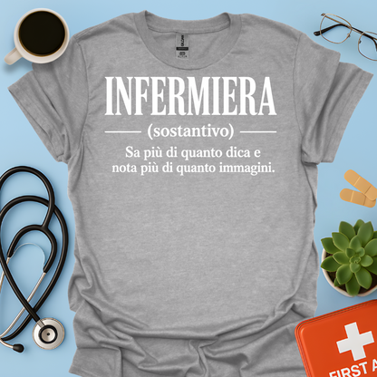 INFERMIERA : Sa più di quanto dica e nota più di quanto immagini Maglietta