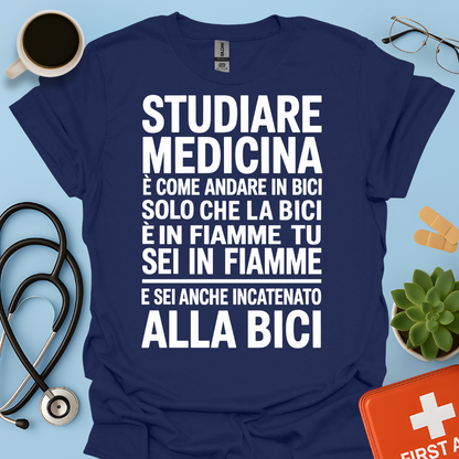Studiare Medicina è come andare in bici solo che la bici è in fiamme Maglietta