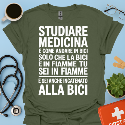 Studiare Medicina è come andare in bici solo che la bici è in fiamme Maglietta
