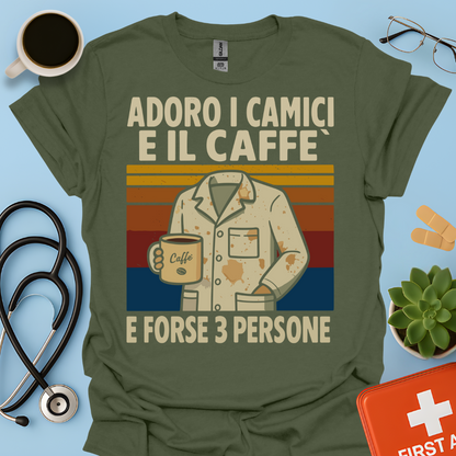 Adoro I Camici E Il Caffè E Forse 3 Persone - Dottore Dottoressa Medico Maglietta