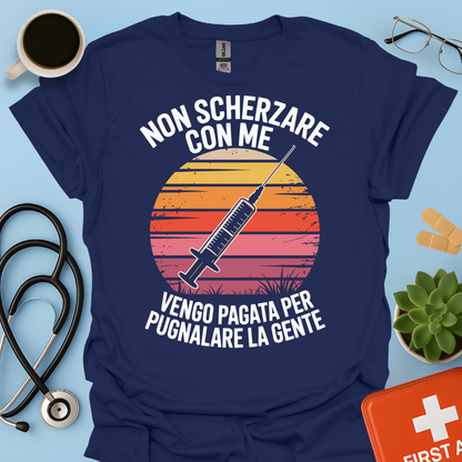 Non scherzare con me vengo pagata per pugnalare la gente - Infermiere / Infermiera Maglietta