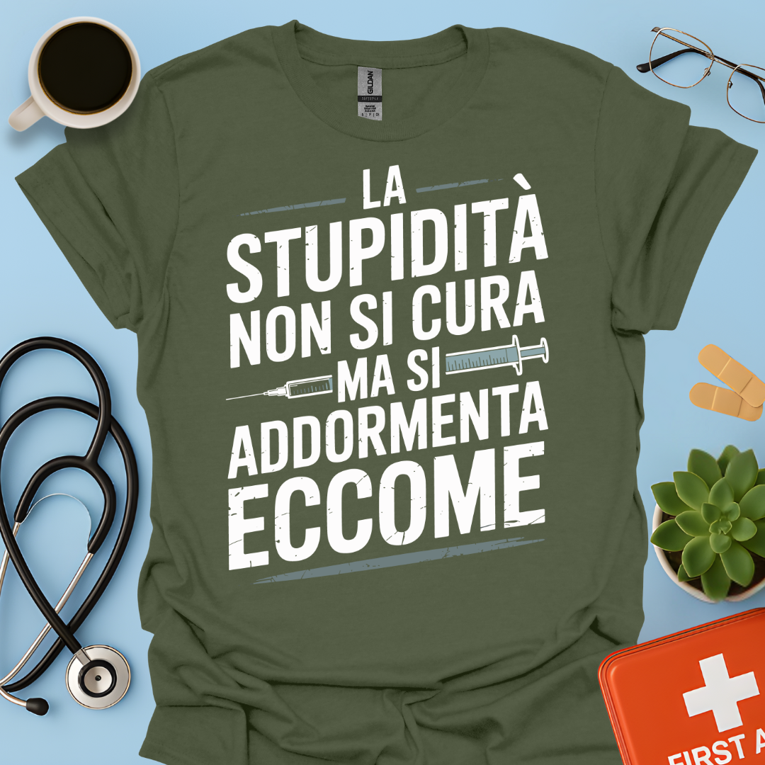 La Stupidità Non Si Cura Ma Si Addormenta Eccome Maglietta