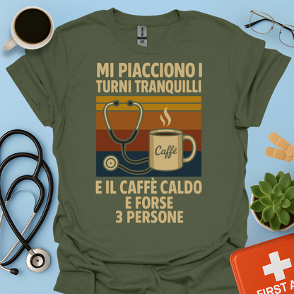 Mi piacciono i turni tranquilli, il caffè caldo e forse 3 persone - Medico Dottore Infermiere Maglietta